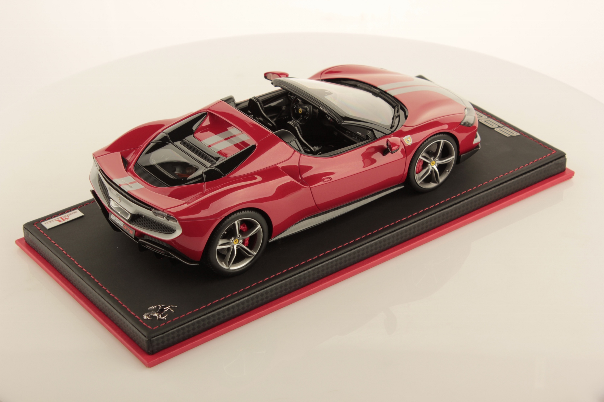 mr-collection-models-ferrari-296-gts-1-18-miniature-auto-de-collection image 2
