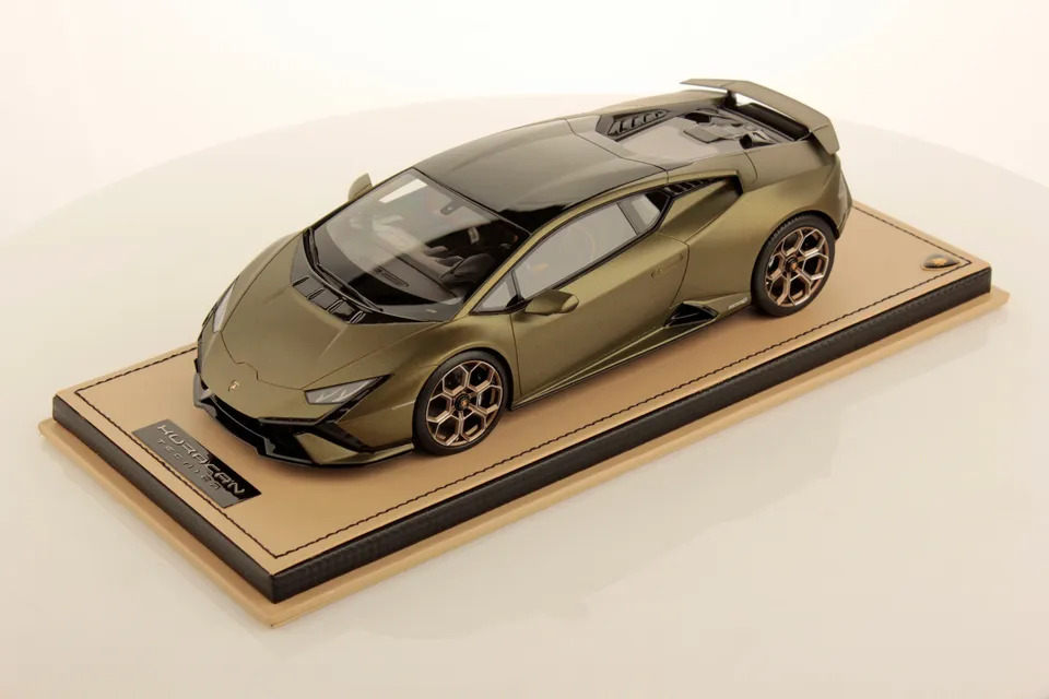 mr-collection-models-lamborghini-hurac-n-tecnica-1-18-miniature-pilote-polyvalen image 1