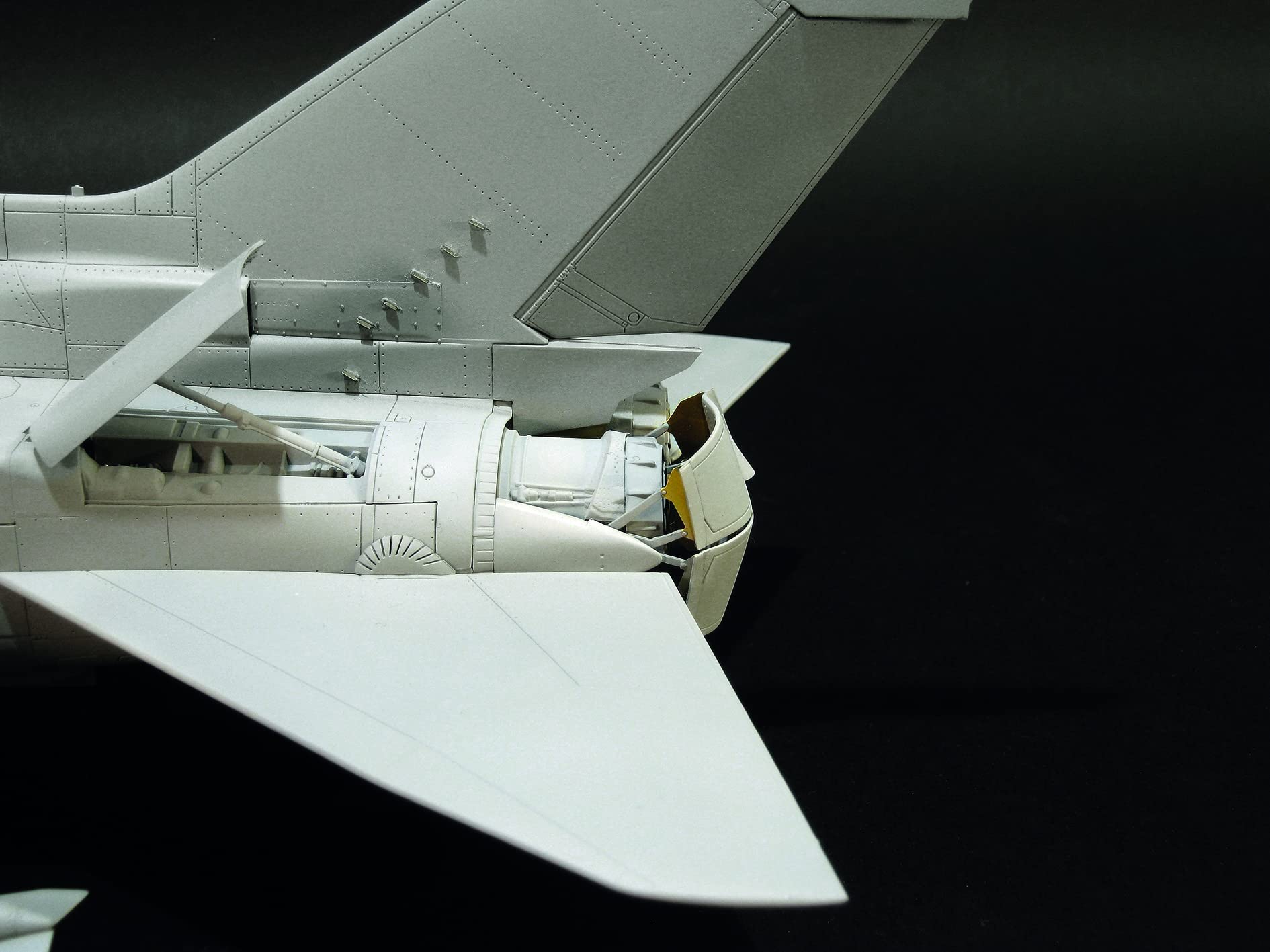 italeri-2517-tornado-ecr-maquette-avion-militaire-1-32-350-pi-ces image 6