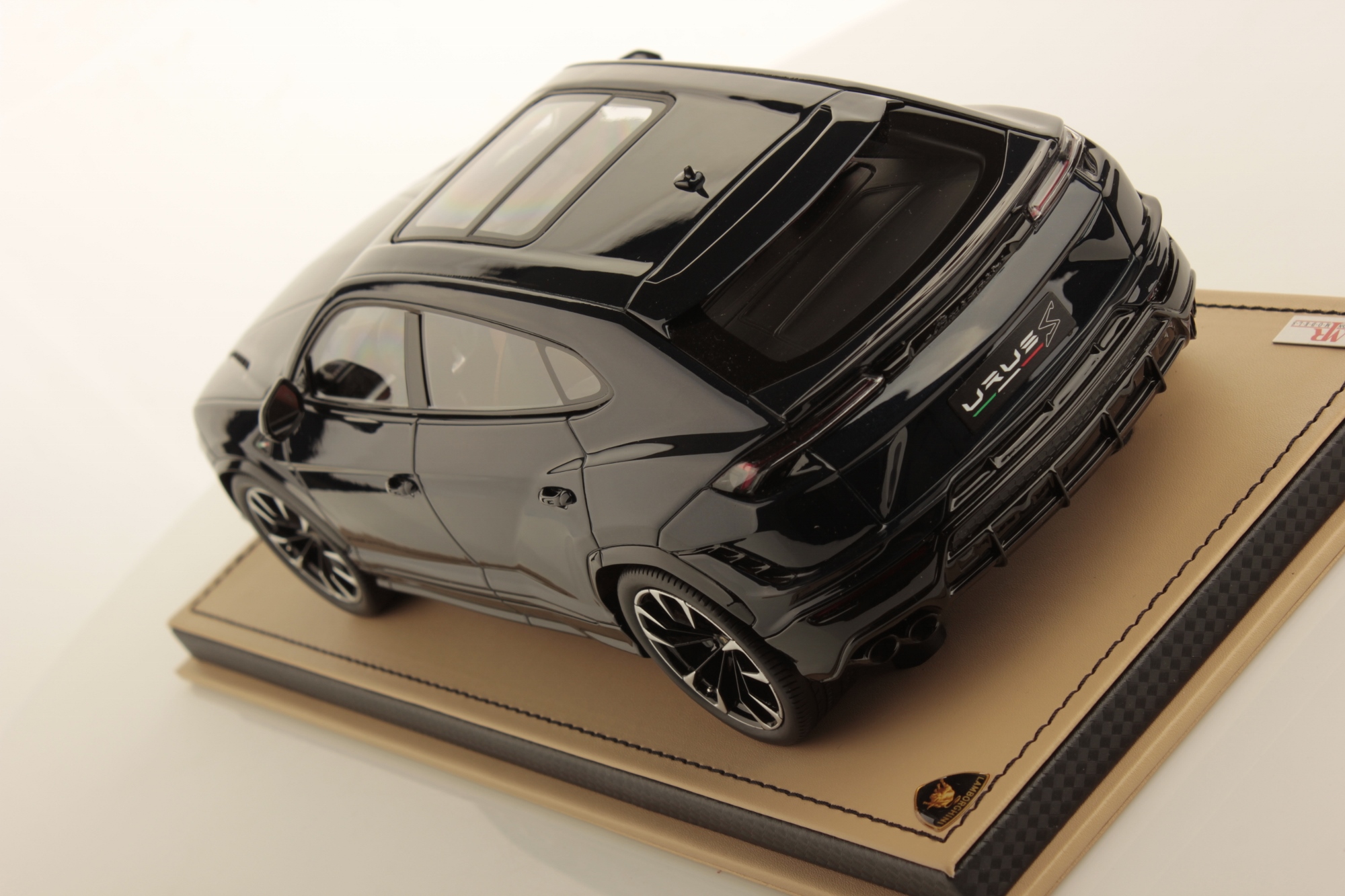 mr-collection-models-lamborghini-urus-s-1-18-maquette-de-collection image 3