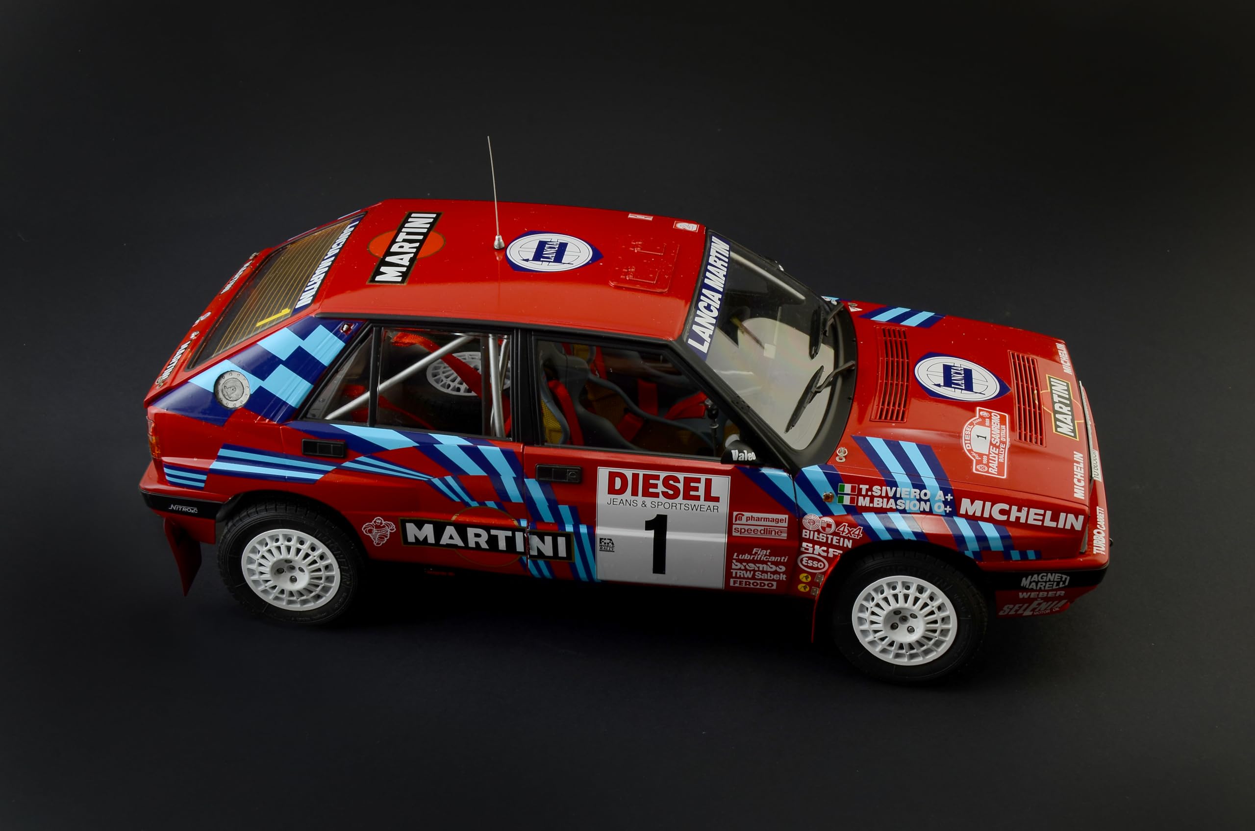 italeri-4712-lancia-delta-hf-integrale-16v-sanremo-1989-1-12-kit-monter image 6