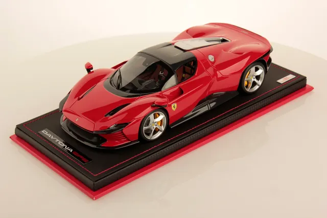 mr-collection-models-ferrari-daytona-sp3-1-18-miniature-auto-de-collection image 1