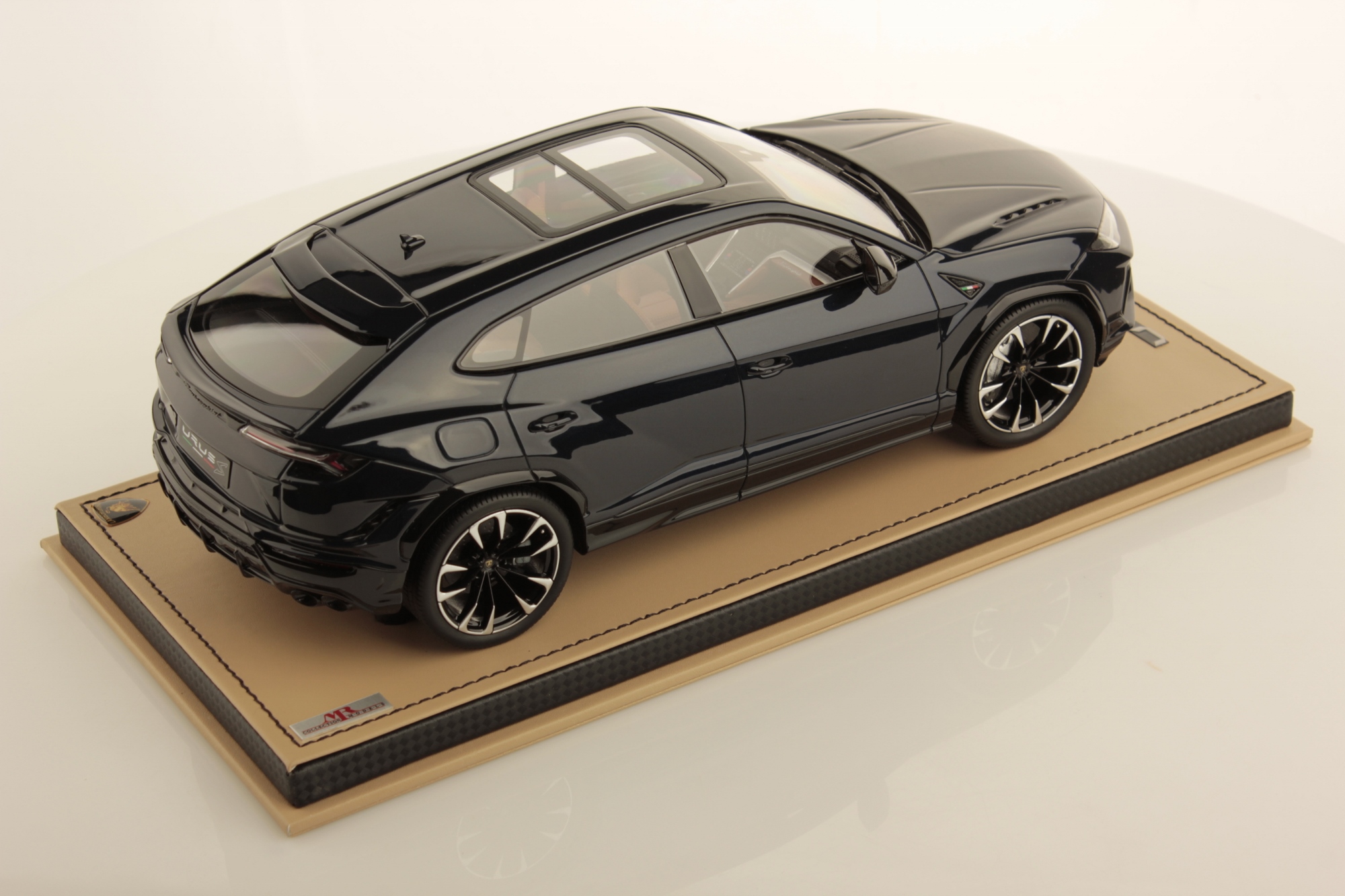 mr-collection-models-lamborghini-urus-s-1-18-maquette-de-collection image 2