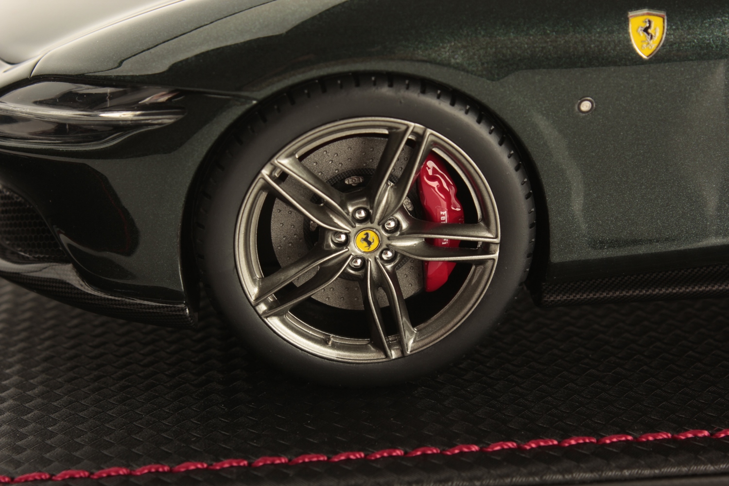 mr-collection-models-ferrari-roma-spider-1-18-miniature-auto-de-collection image 5