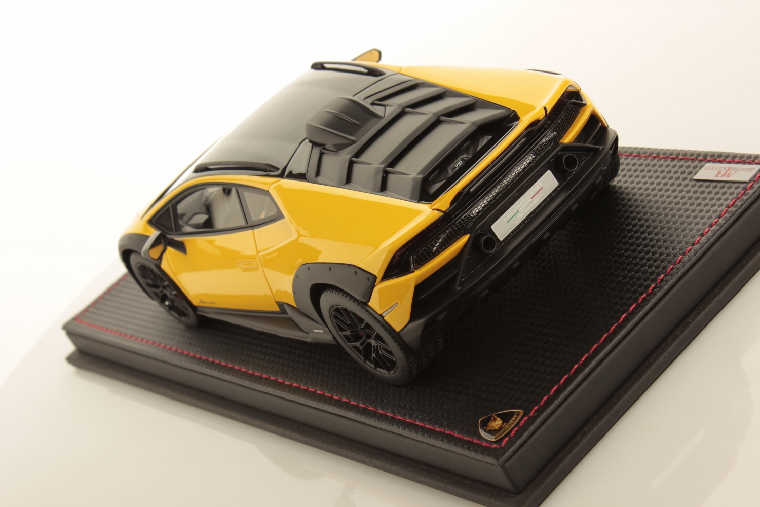 mr-collection-models-lamborghini-hurac-n-sterrato-1-18-miniature-auto image 4