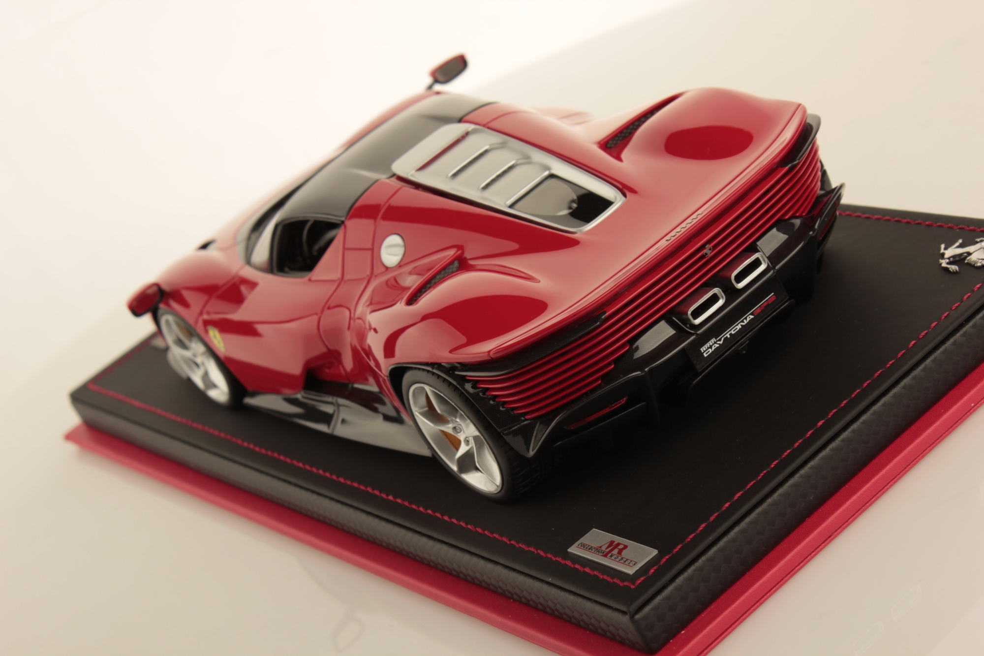 mr-collection-models-ferrari-daytona-sp3-1-18-miniature-auto-de-collection image 4