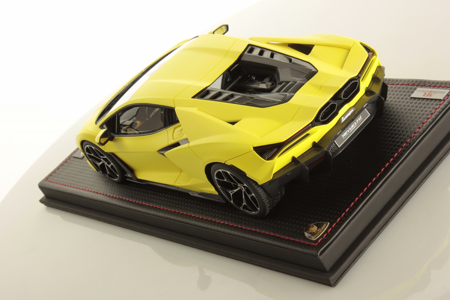 mr-collection-models-lamborghini-revuelto-1-18-miniature-auto-de-collection-3 image 4