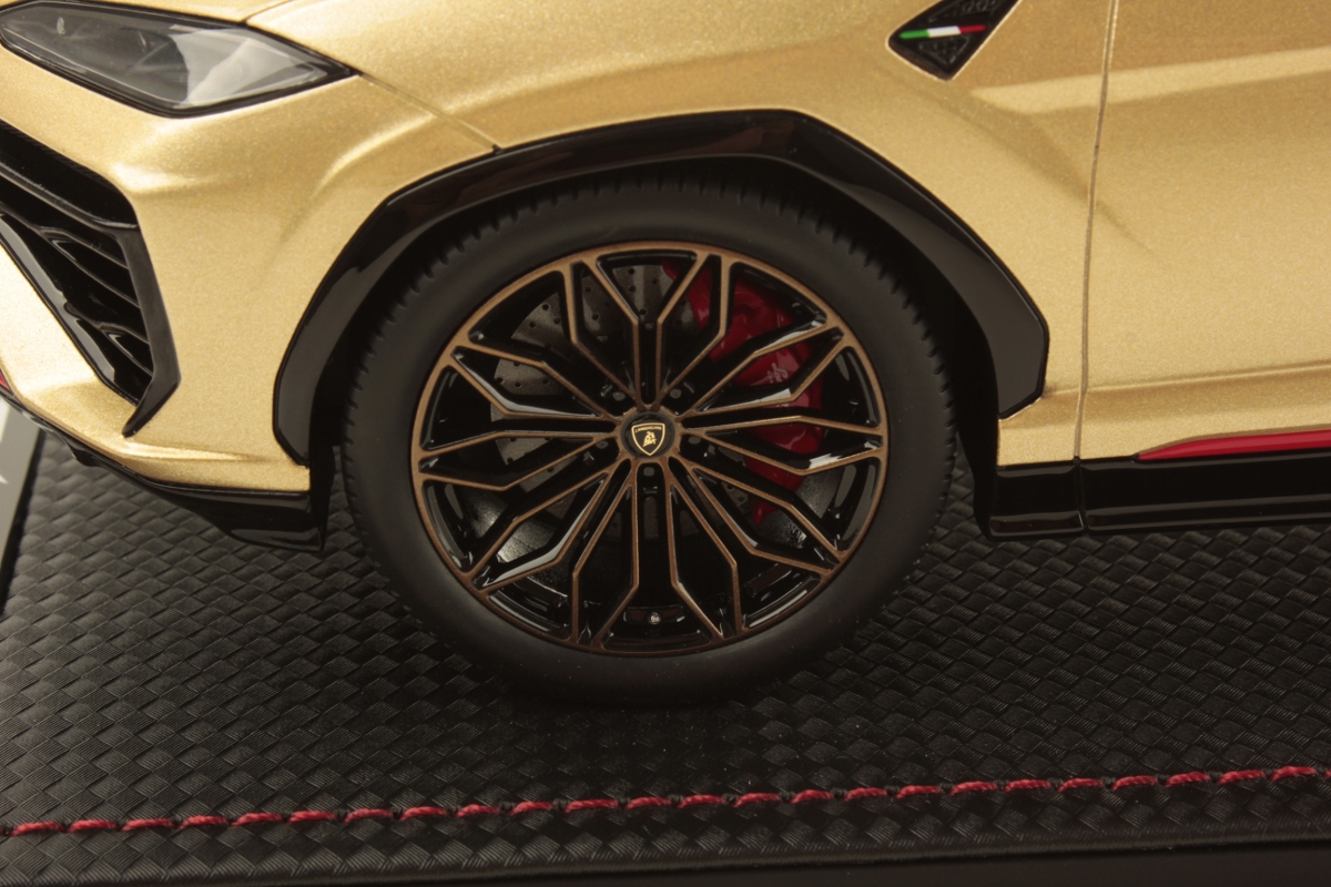 mr-collection-models-lamborghini-urus-se-1-18-miniature-suv-hybride image 5