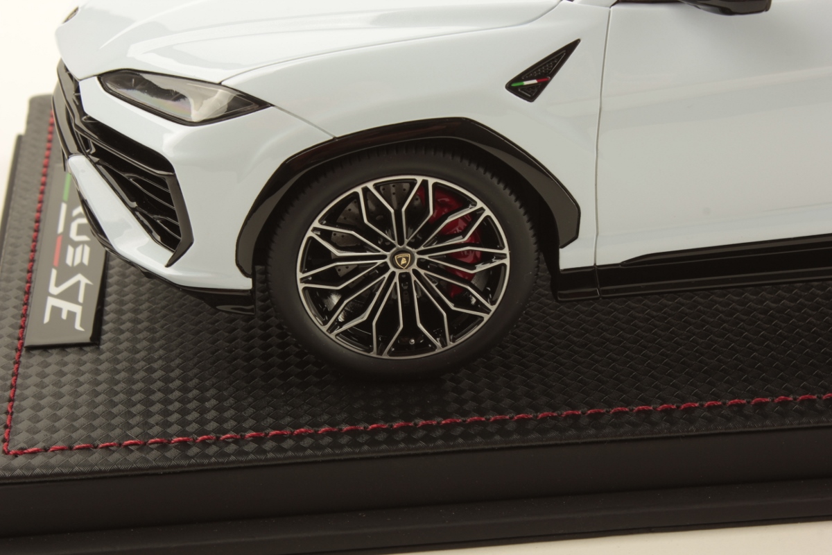 mr-collection-models-lamborghini-urus-se-1-18-miniature-super-suv image 5