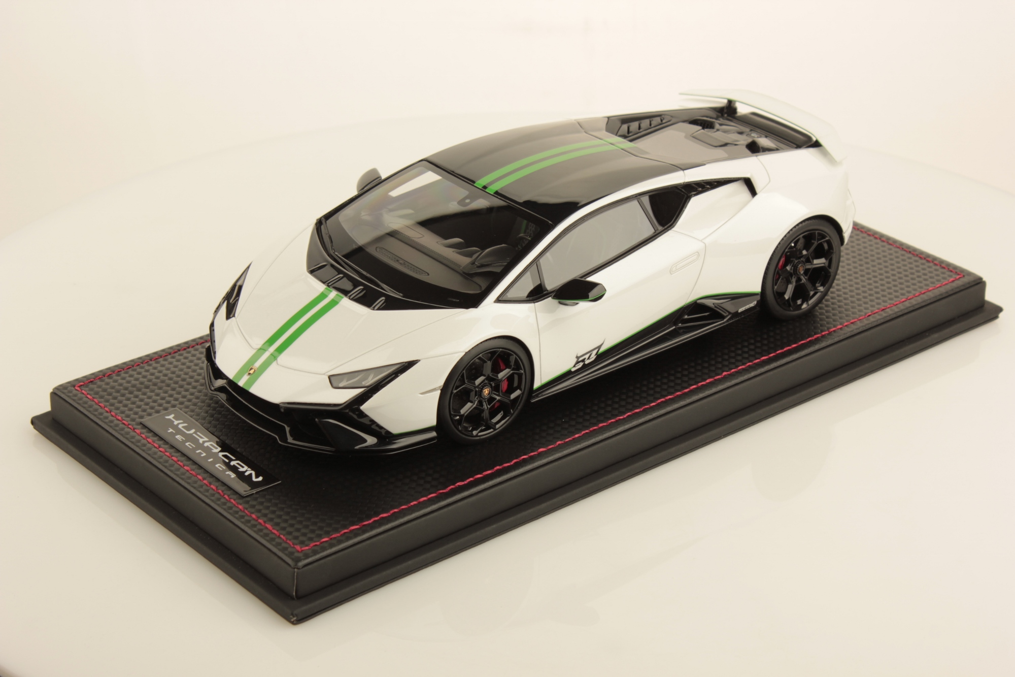 mr-collection-models-lamborghini-hurac-n-tecnica-60th-miniature-auto-1-18 image 1