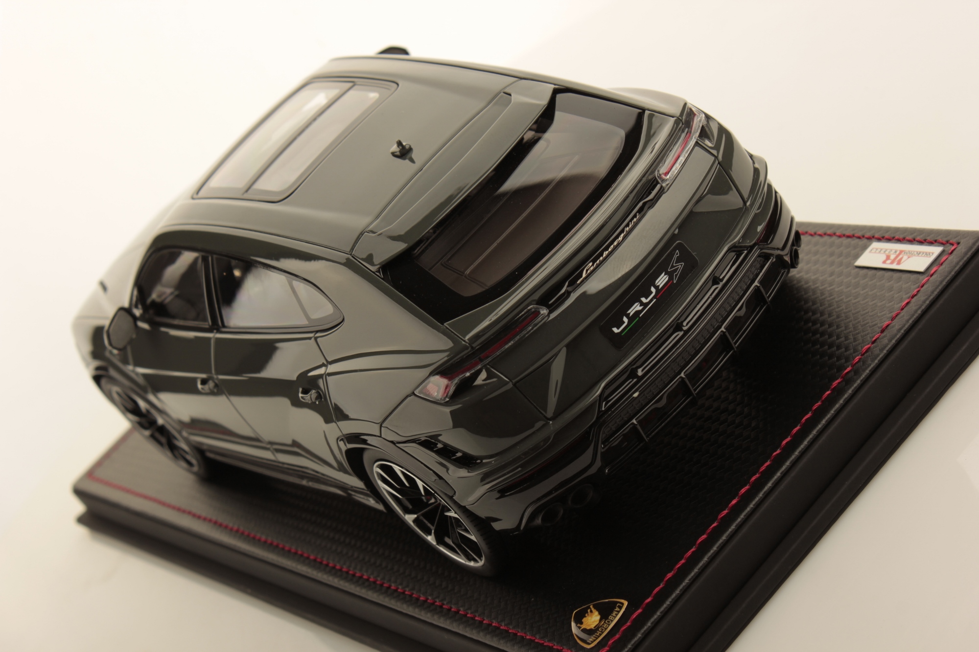 mr-collection-models-lamborghini-urus-s-1-18-miniature-auto-de-collection image 5