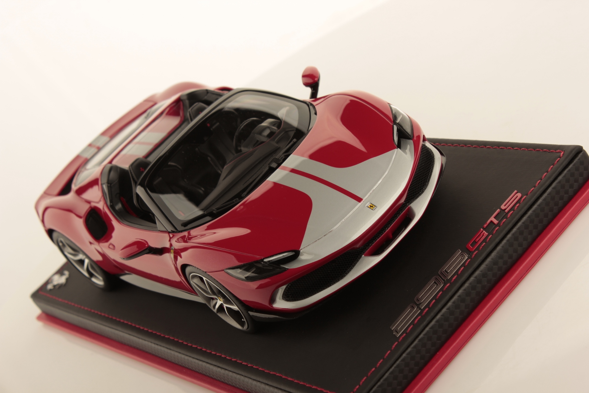 mr-collection-models-ferrari-296-gts-1-18-miniature-auto-de-collection image 3