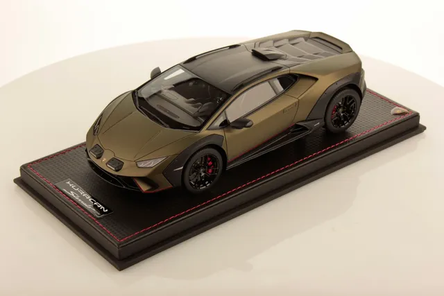 mr-collection-models-lamborghini-hurac-n-sterrato-1-18-miniature-auto-de-collect image 1