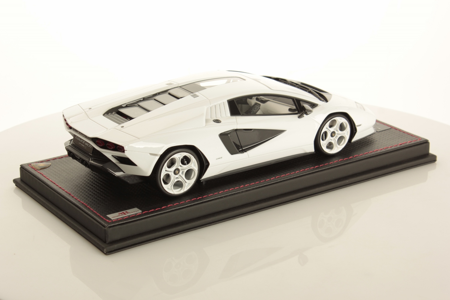 mr-collection-models-lamborghini-countach-lpi-800-4-1-18-2 image 2