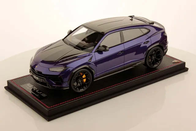 mr-collection-models-lamborghini-urus-performante-1-18-miniature-auto-de-collect image 1