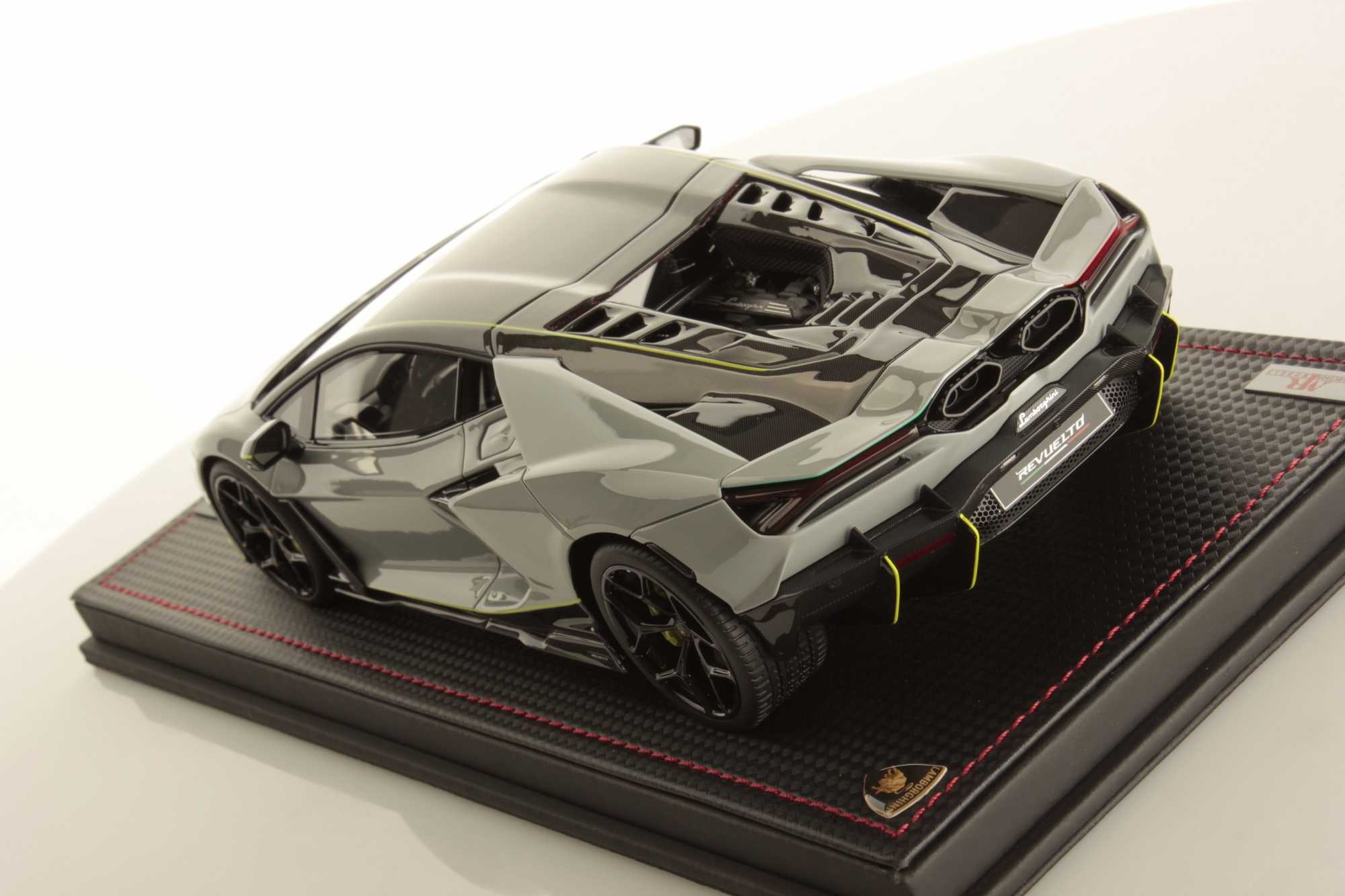 mr-collection-models-lamborghini-revuelto-1-18-miniature-auto-de-collection-2 image 4