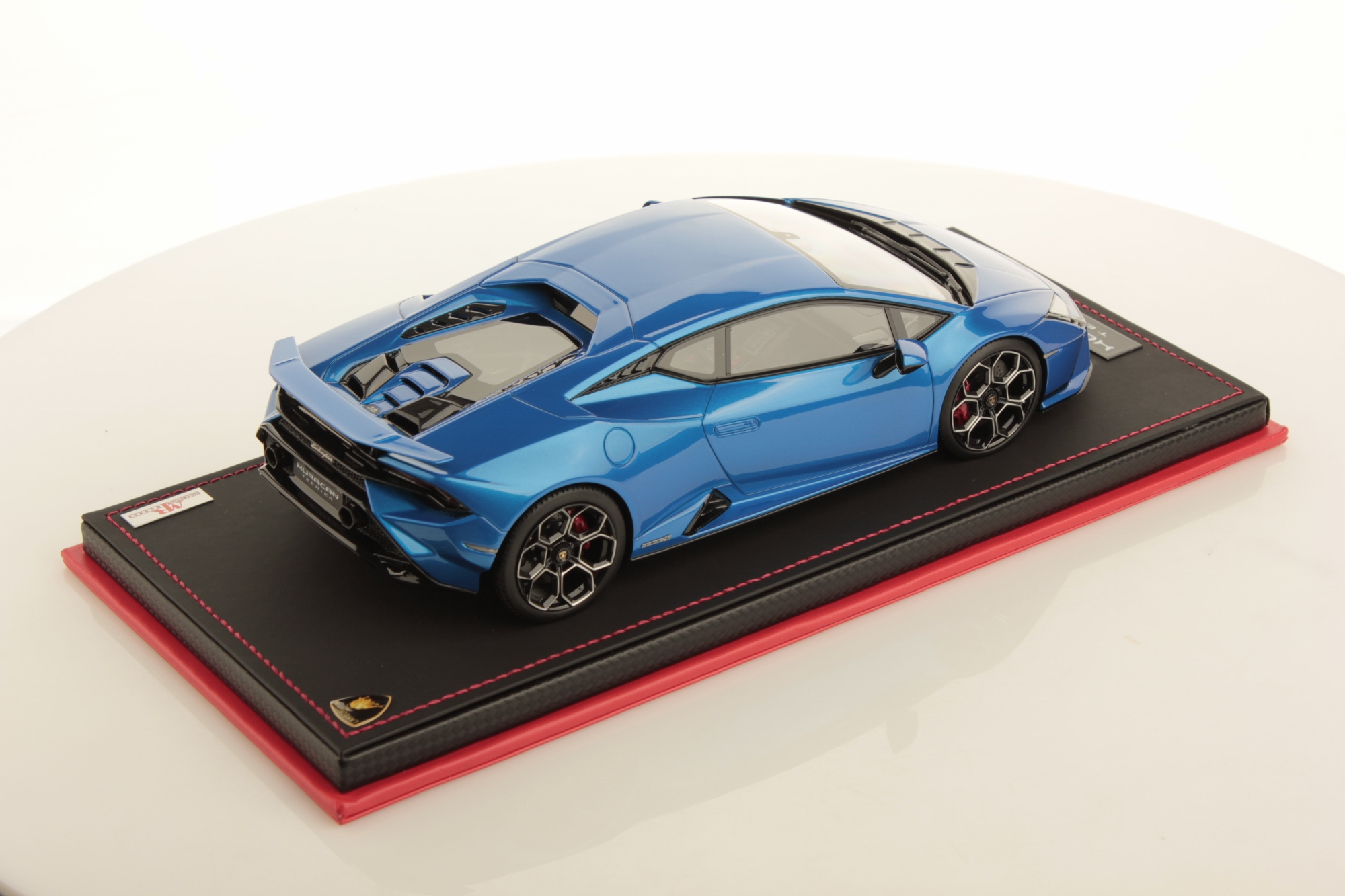 mr-collection-models-lamborghini-hurac-n-tecnica-1-18-miniature-auto-de-collecti-2 image 2