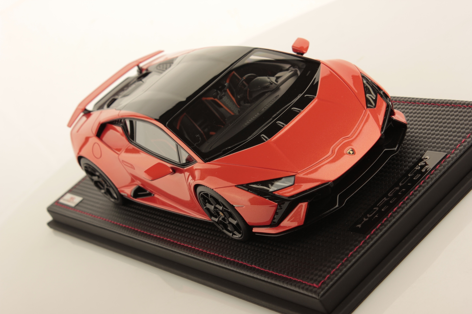 mr-collection-models-lamborghini-hurac-n-tecnica-1-18-miniature-auto-de-collecti image 3