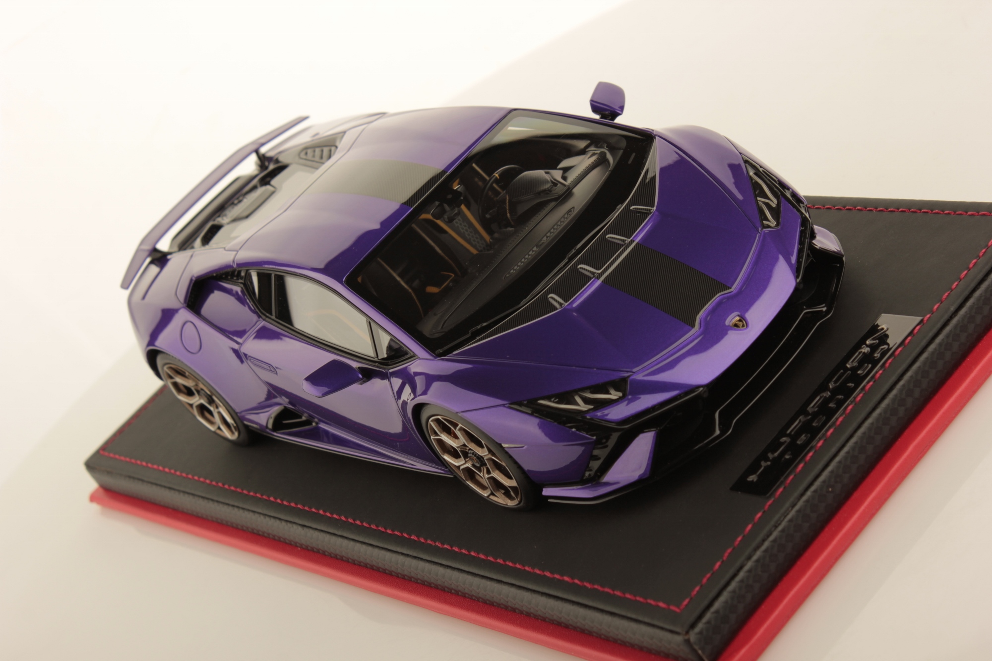mr-collection-models-lamborghini-hurac-n-tecnica-1-18-maquette-de-collection image 3