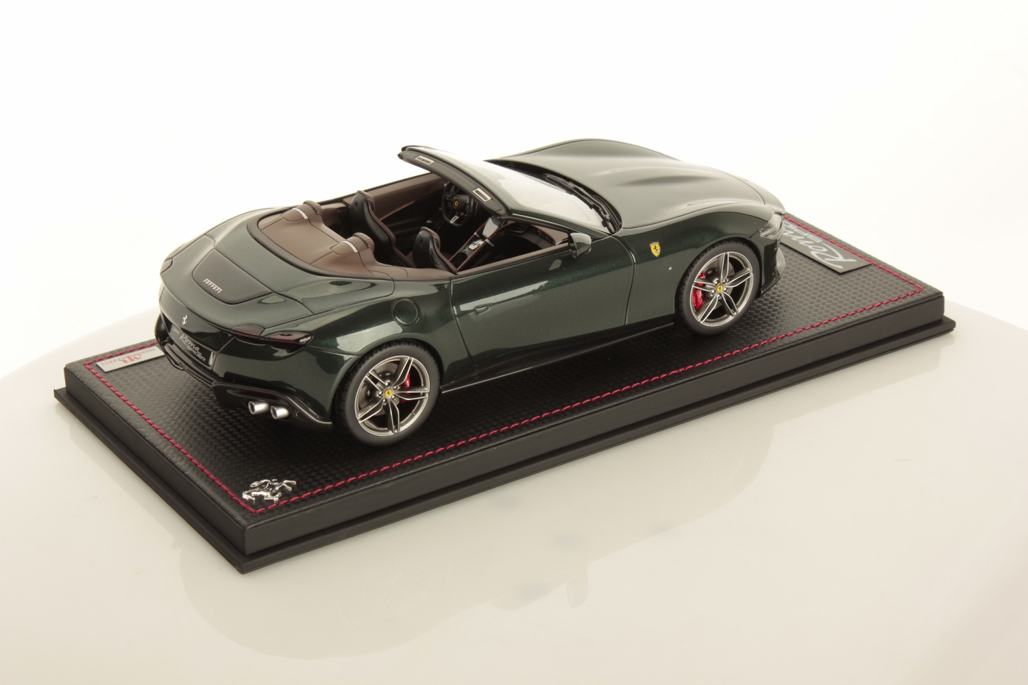 mr-collection-models-ferrari-roma-spider-1-18-miniature-auto-de-collection image 2
