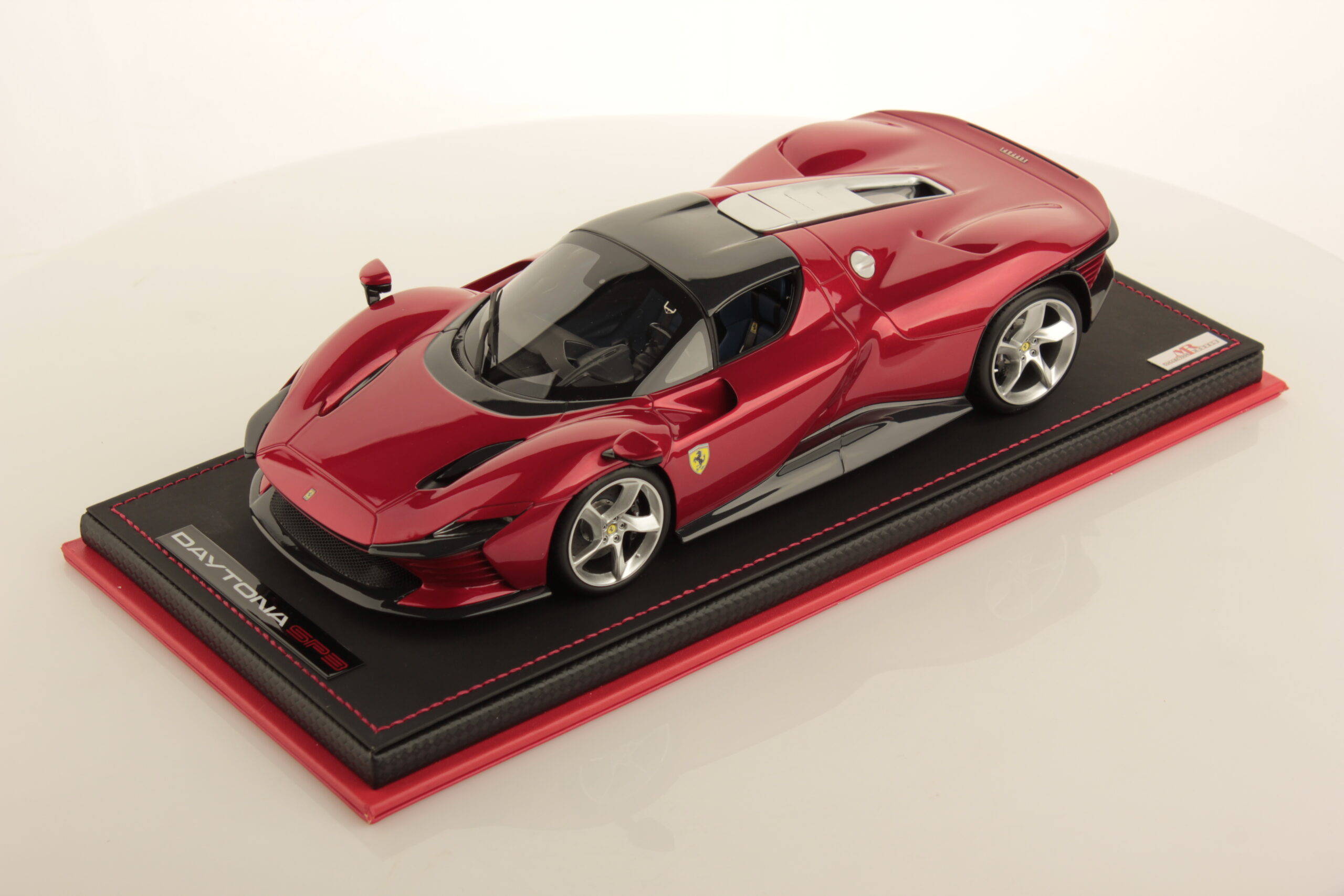 mr-collection-models-ferrari-daytona-sp3-1-18-miniature-auto-icona-v12 image 1