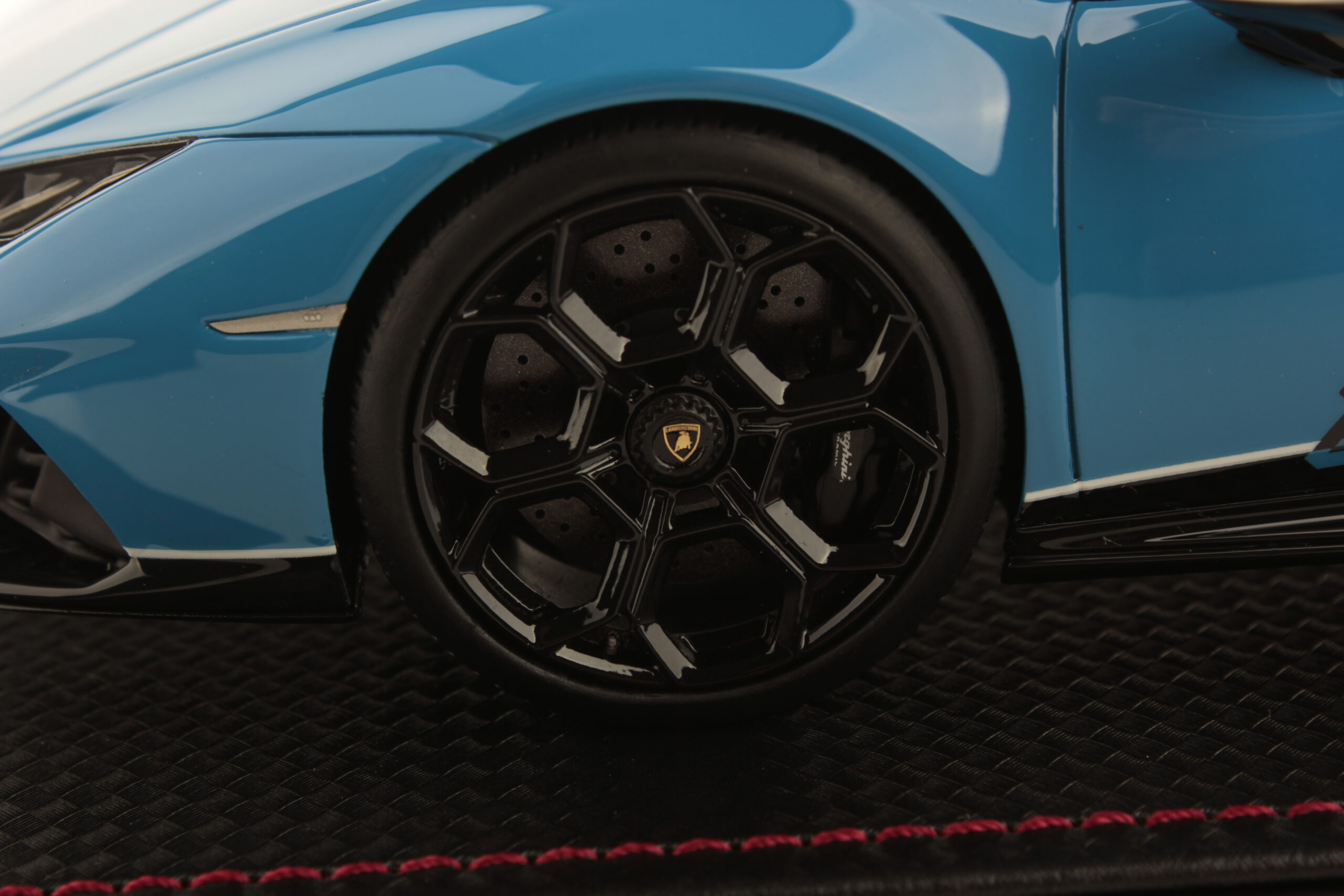mr-collection-models-lamborghini-hurac-n-evo-spyder-60th-1-18-miniature-auto image 6