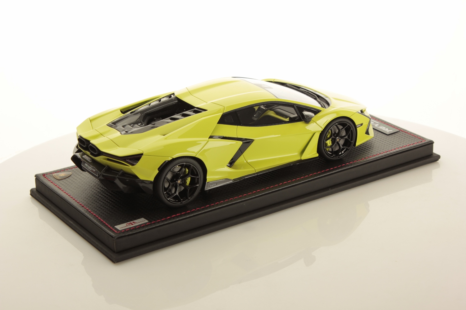 mr-collection-models-lamborghini-revuelto-1-18-miniature-auto-collection image 2