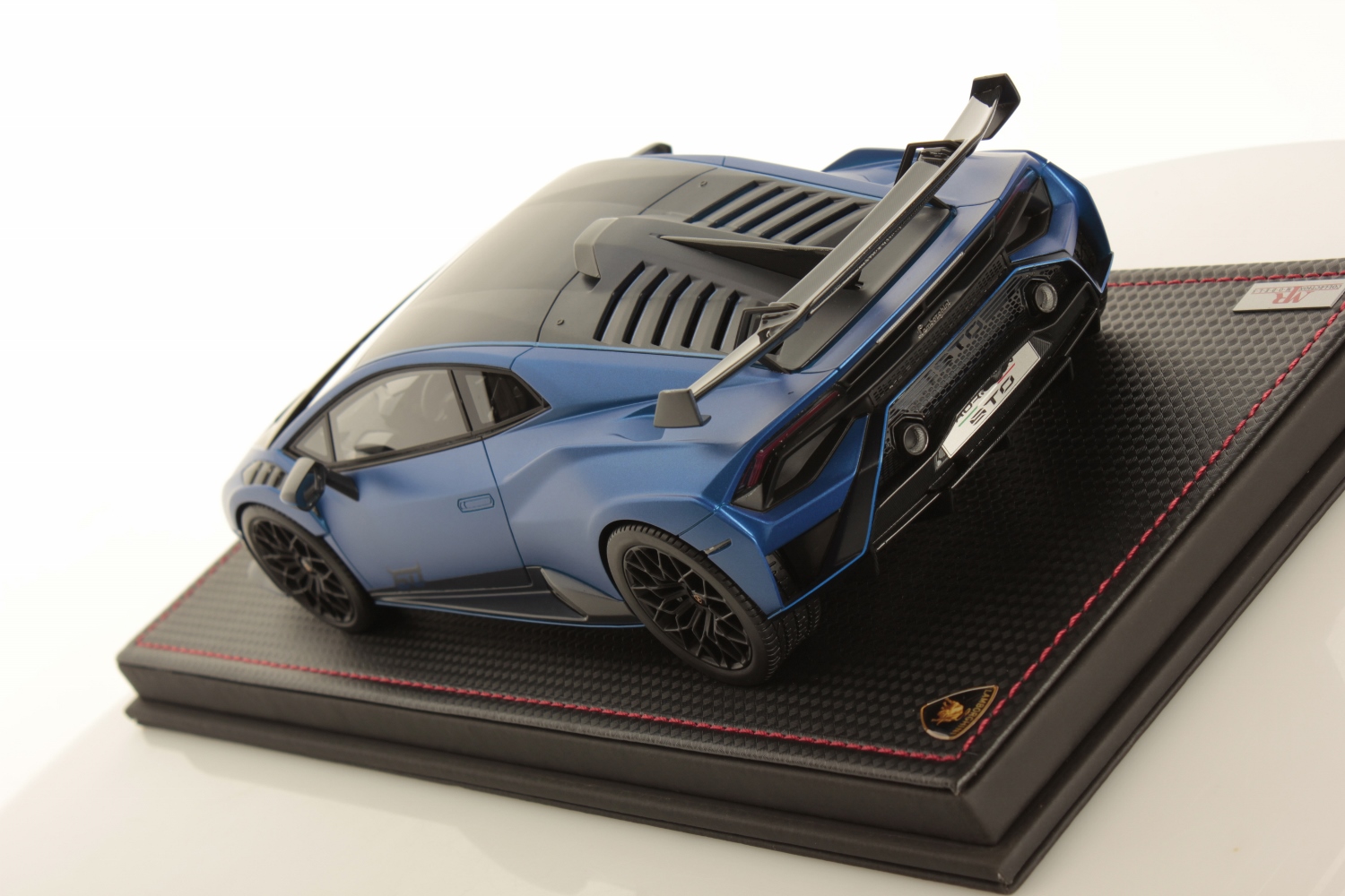 mr-collection-models-lamborghini-hurac-n-sto-60th-1-18-miniature-auto-de-collect image 4