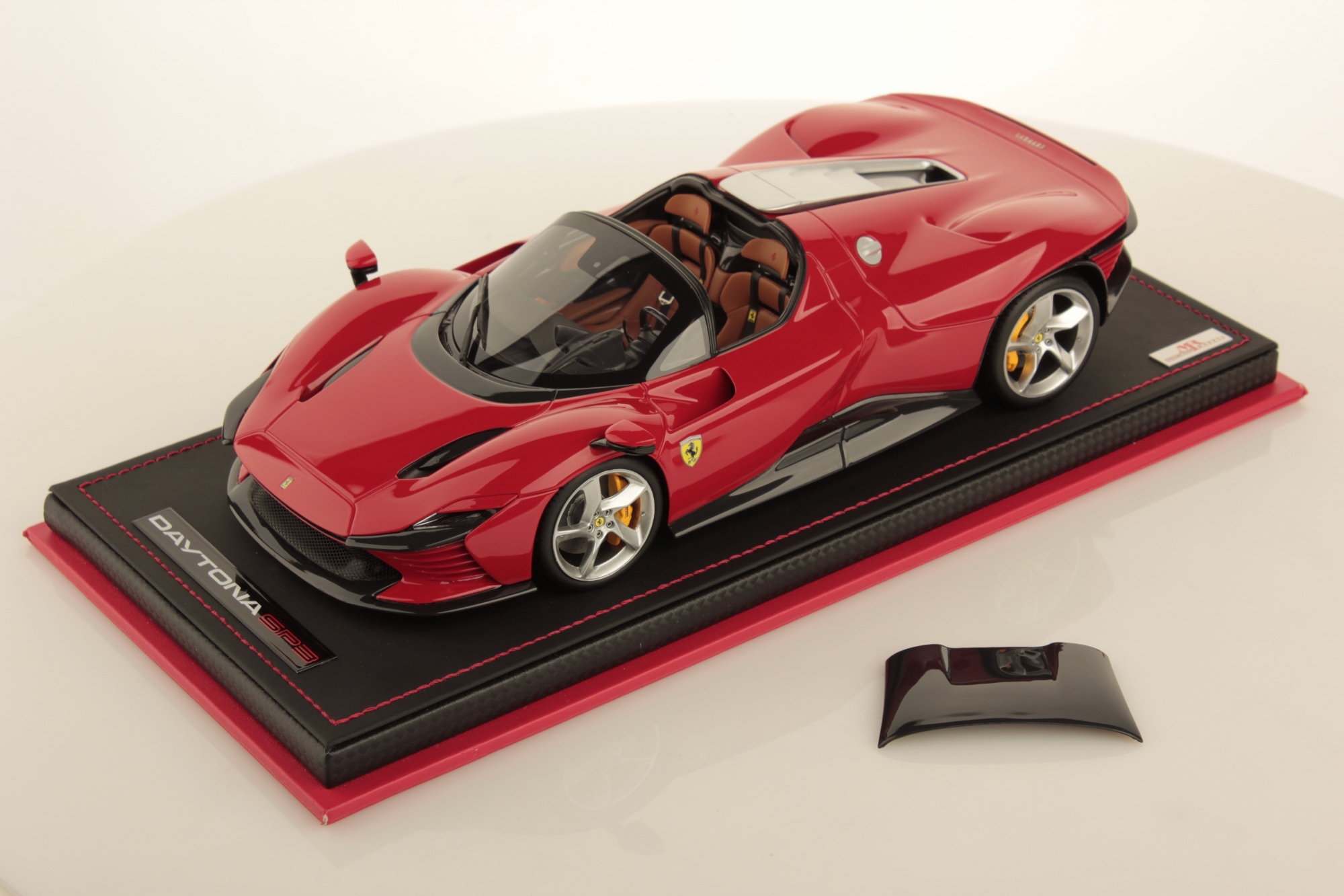 mr-collection-models-ferrari-daytona-sp3-1-18-miniature-auto-de-collection image 7
