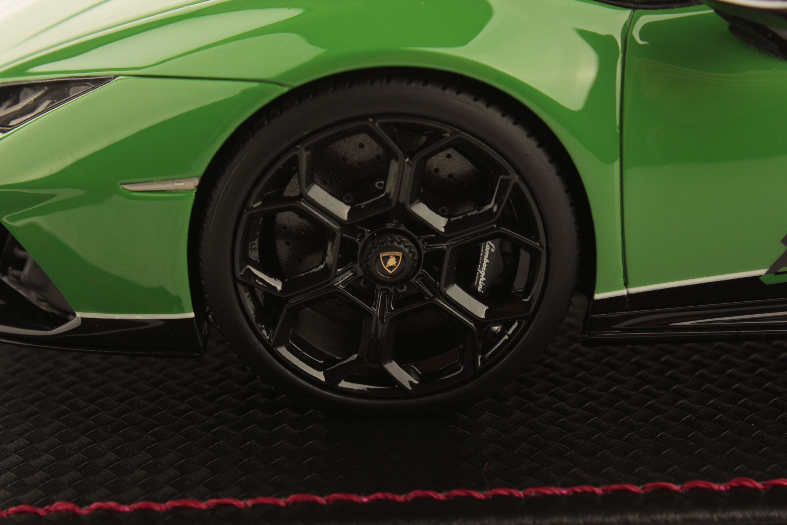mr-collection-models-lamborghini-hurac-n-evo-spyder-60th-1-18 image 5