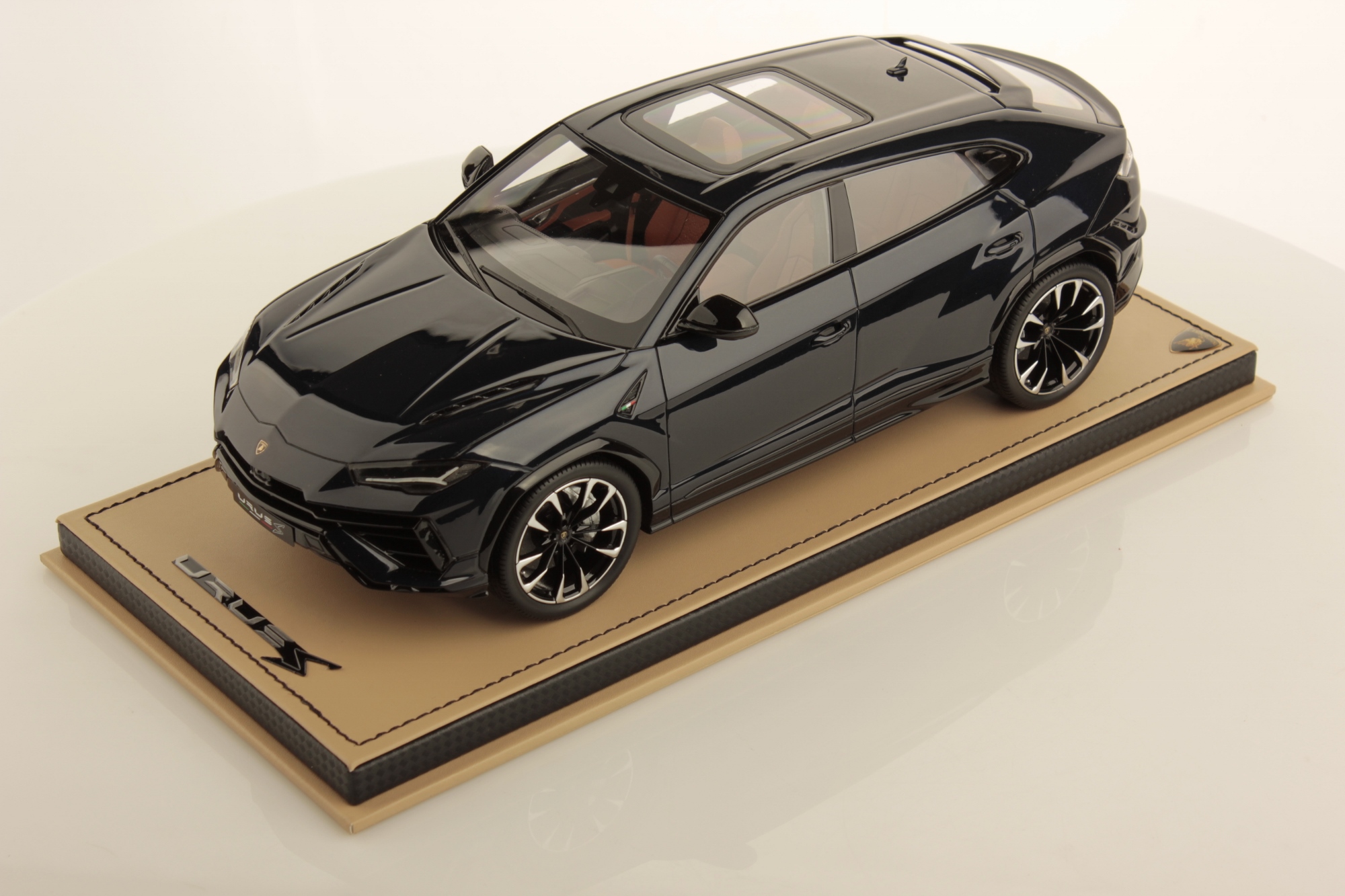 mr-collection-models-lamborghini-urus-s-1-18-maquette-de-collection image 1