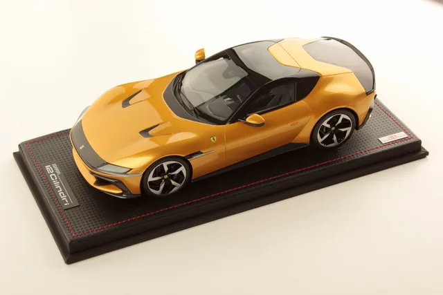 mr-collection-models-ferrari-12-cilindri-1-18-miniature-auto-de-collection image 1