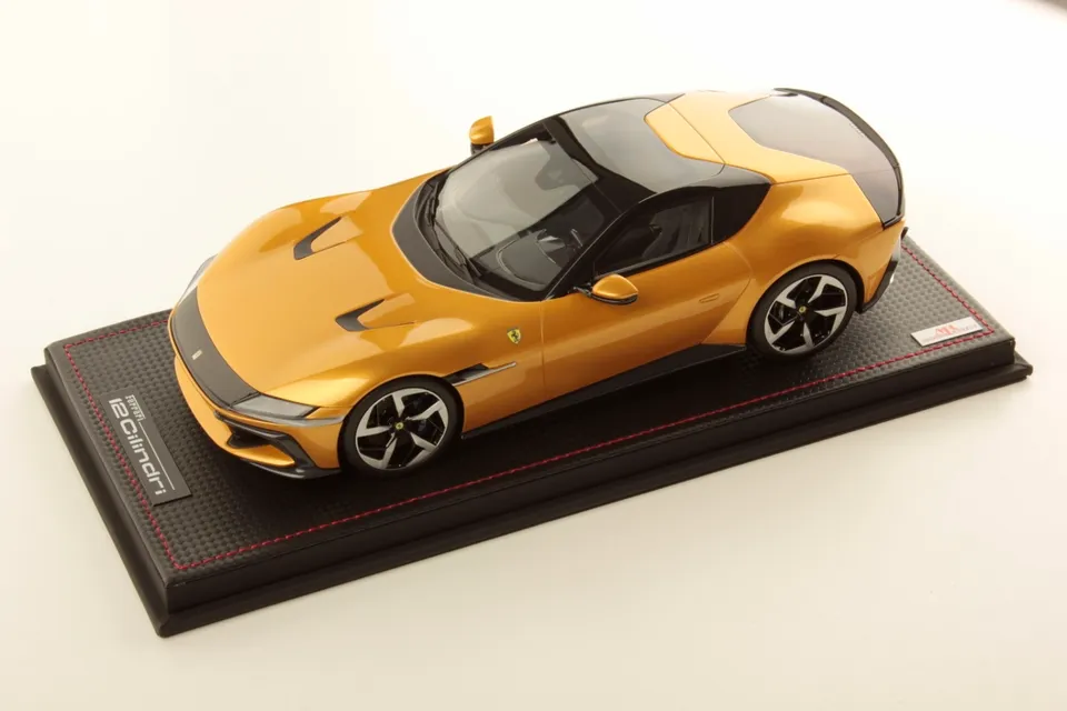 mr-collection-models-ferrari-12-cilindri-1-18-miniature-auto-de-collection image 1