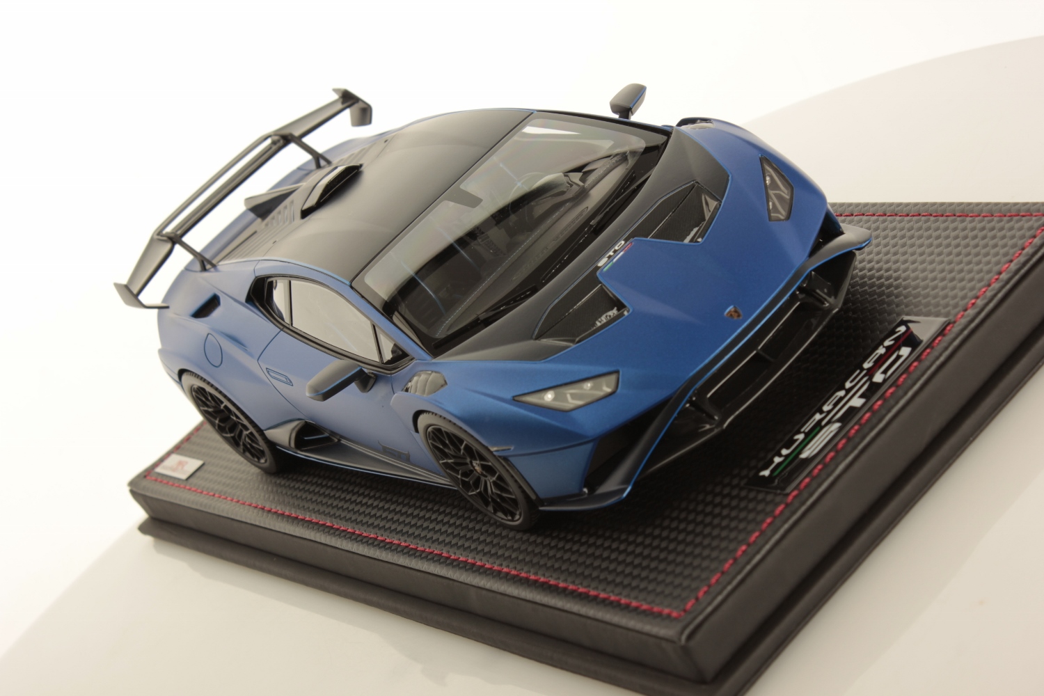 mr-collection-models-lamborghini-hurac-n-sto-60th-1-18-miniature-auto-de-collect image 3