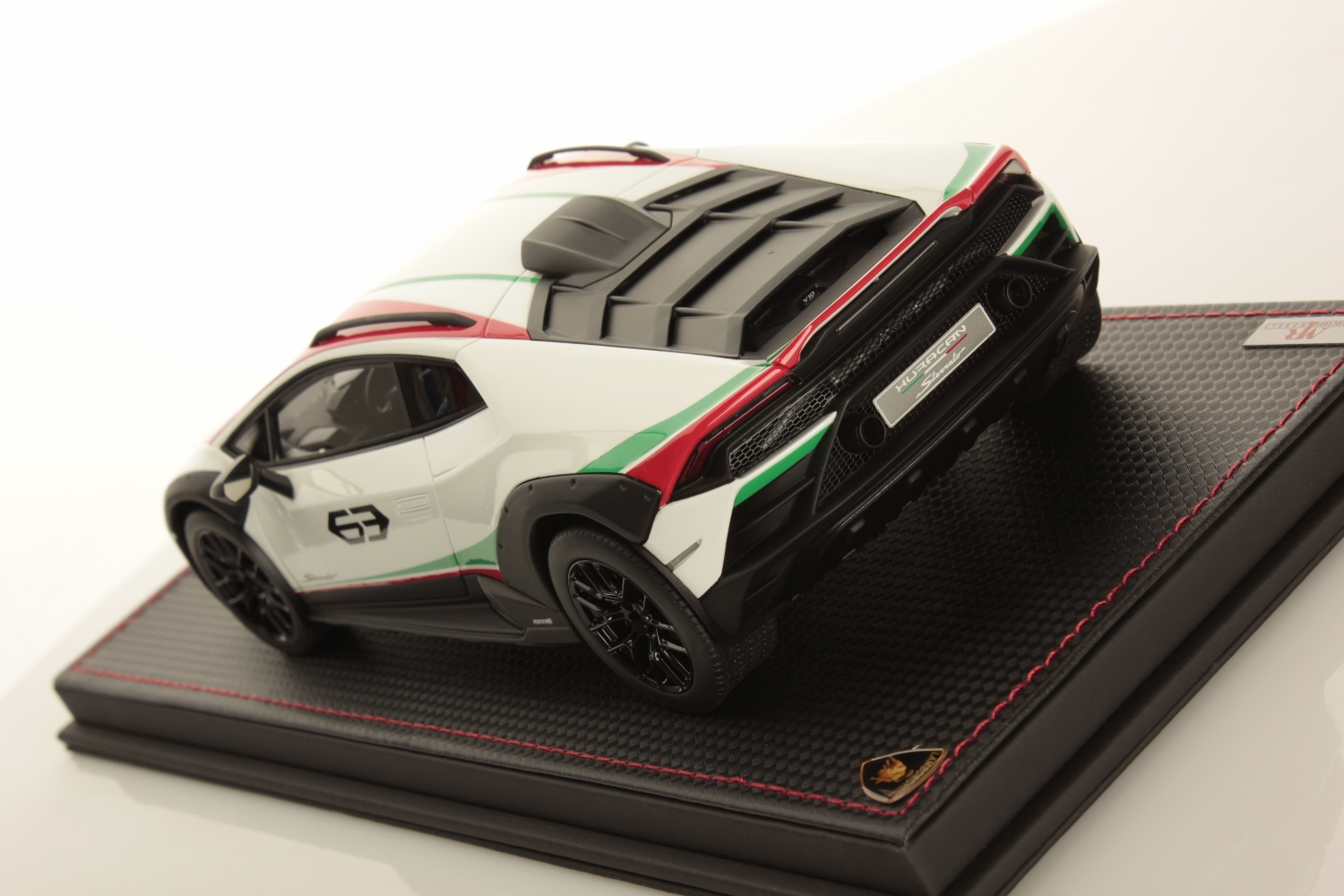 mr-collection-models-lamborghini-hurac-n-sterrato-1-18-maquette-de-collection image 4