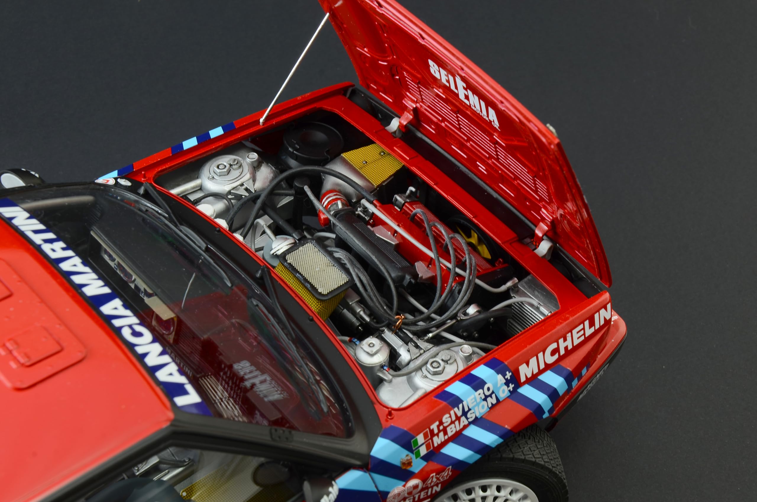 italeri-4712-lancia-delta-hf-integrale-16v-sanremo-1989-1-12-kit-monter image 4