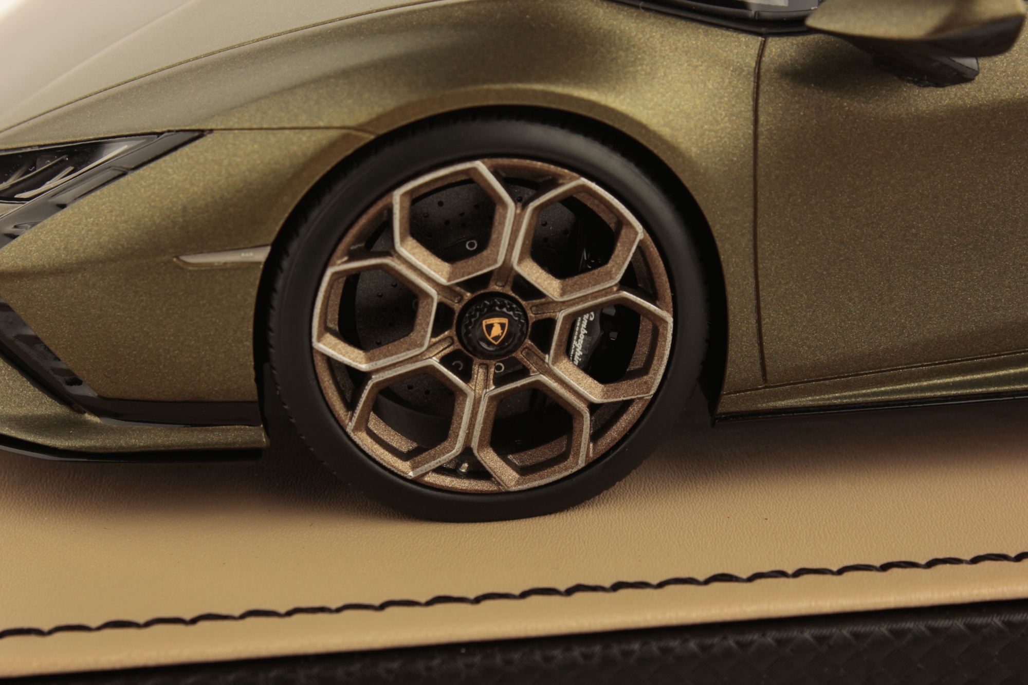 mr-collection-models-lamborghini-hurac-n-tecnica-1-18-miniature-pilote-polyvalen image 5