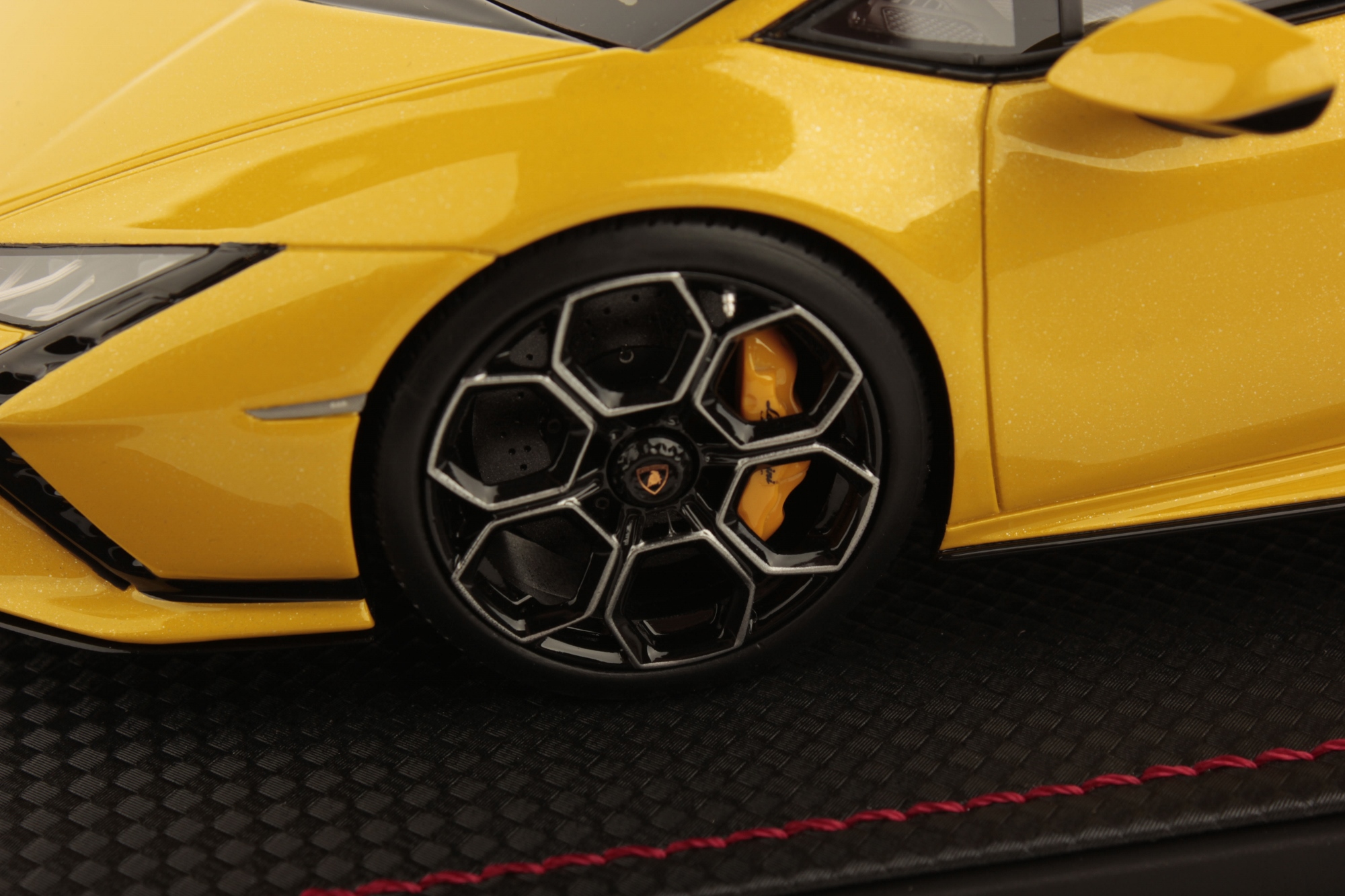 mr-collection-models-lamborghini-hurac-n-tecnica-1-18-miniature-auto-de-collecti-3 image 5