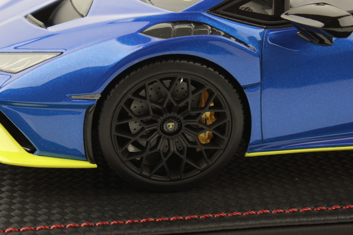 mr-collection-models-lamborghini-hurac-n-sto-1-18-miniature-auto-de-collection image 5