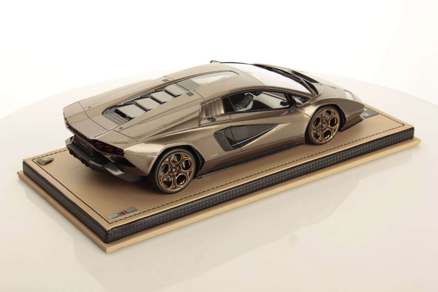 mr-collection-models-lamborghini-countach-lpi-800-4-1-18-3 image 2