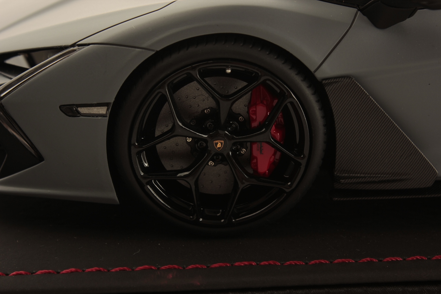 mr-collection-models-lamborghini-revuelto-1-18-miniature-auto-hybride-hpev image 5