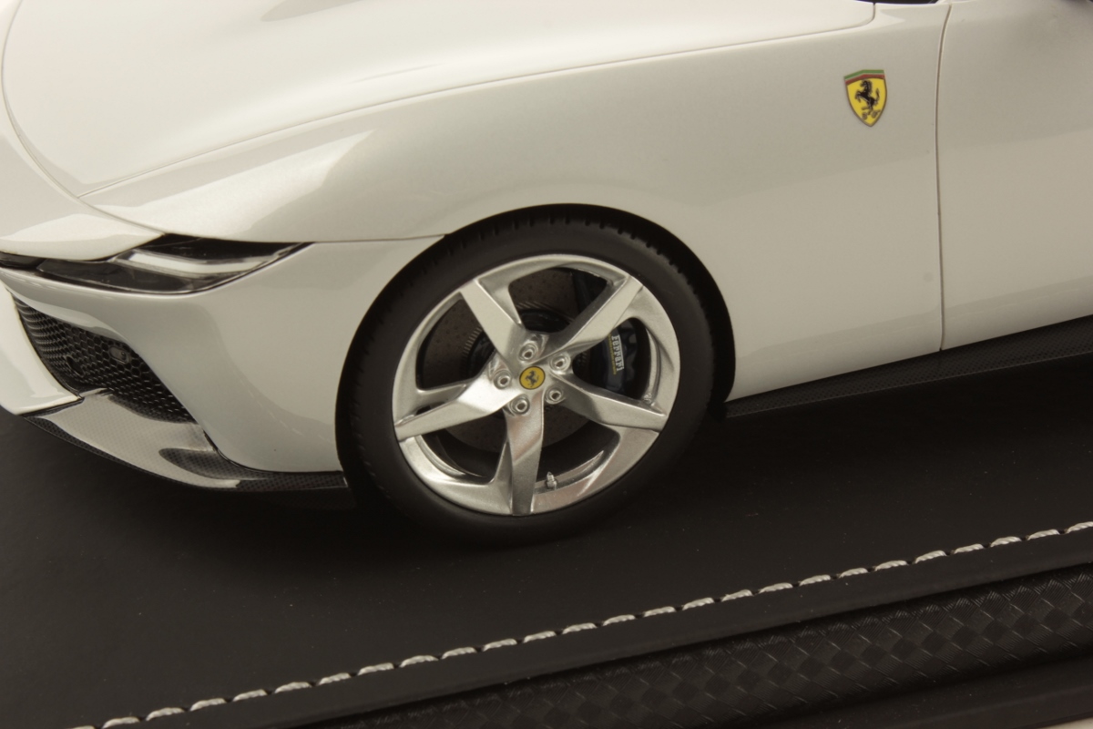 mr-collection-models-ferrari-amalfi-1-18-miniature-auto image 5