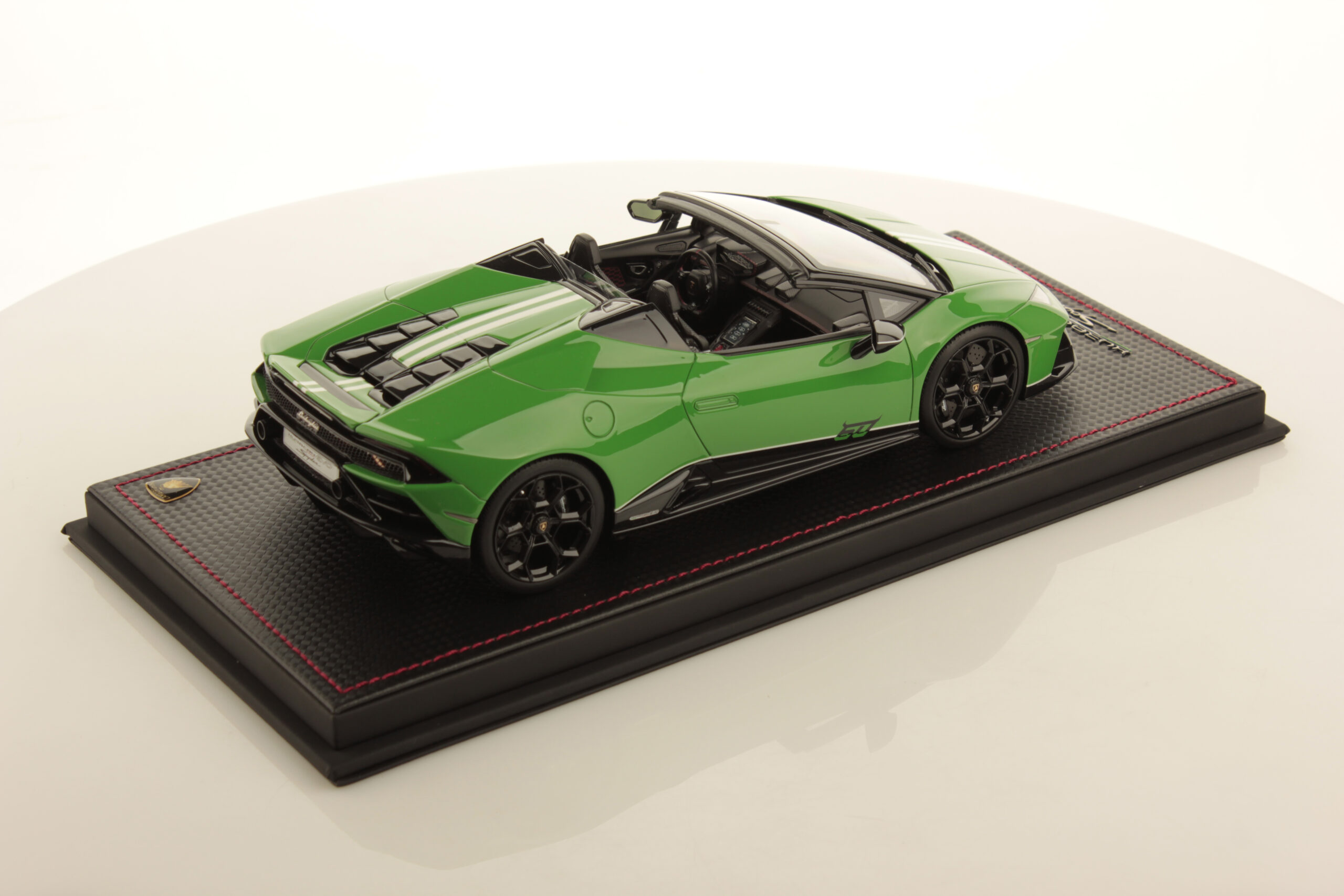 mr-collection-models-lamborghini-hurac-n-evo-spyder-60th-1-18 image 2