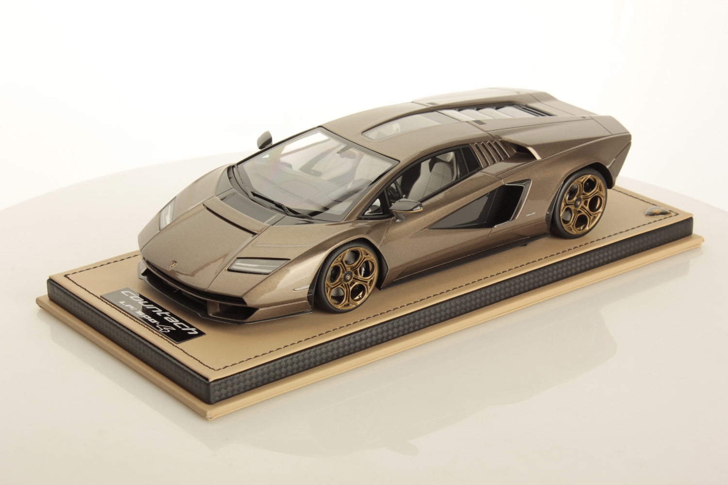 mr-collection-models-lamborghini-countach-lpi-800-4-1-18-3 image 1
