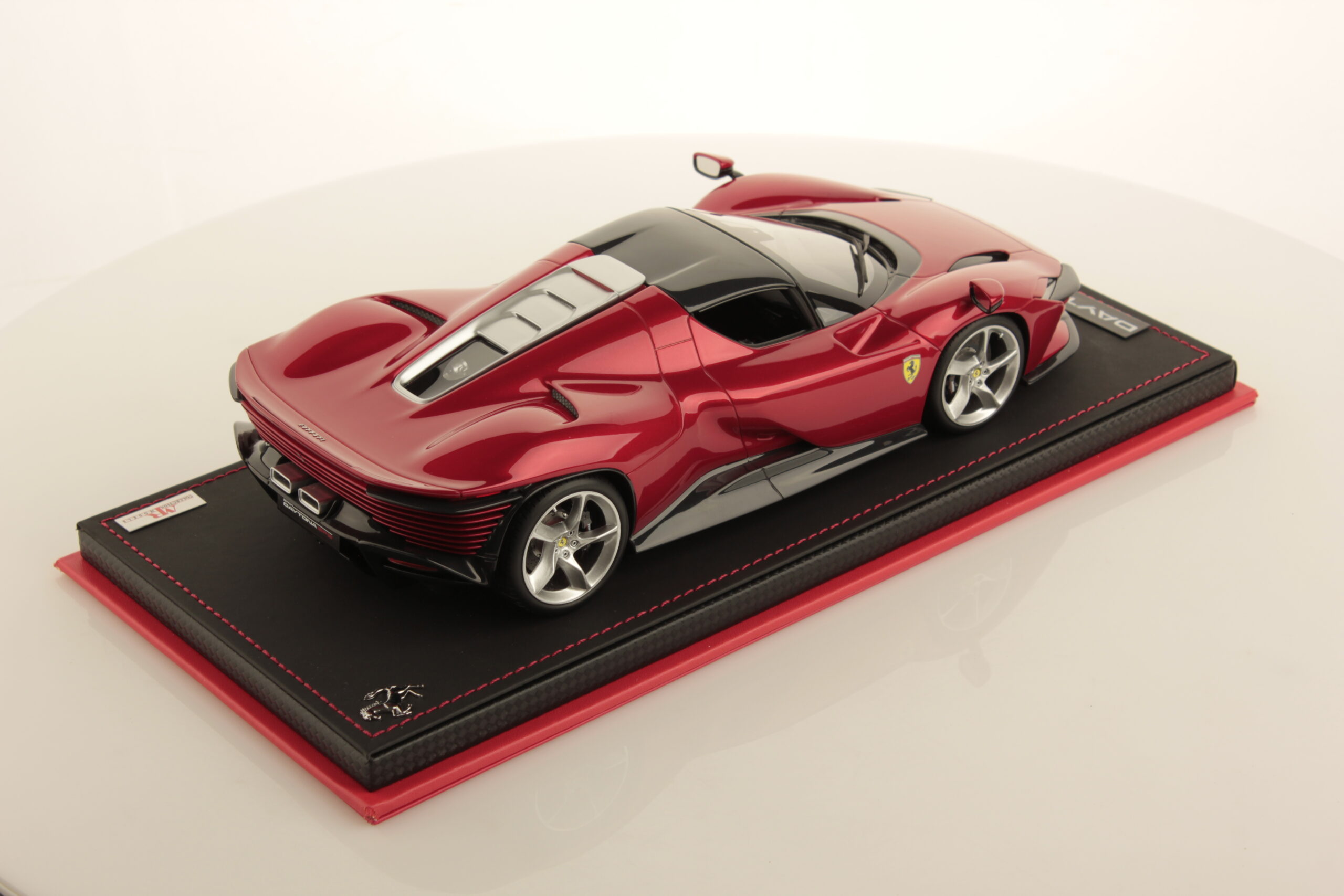 mr-collection-models-ferrari-daytona-sp3-1-18-miniature-auto-icona-v12 image 2