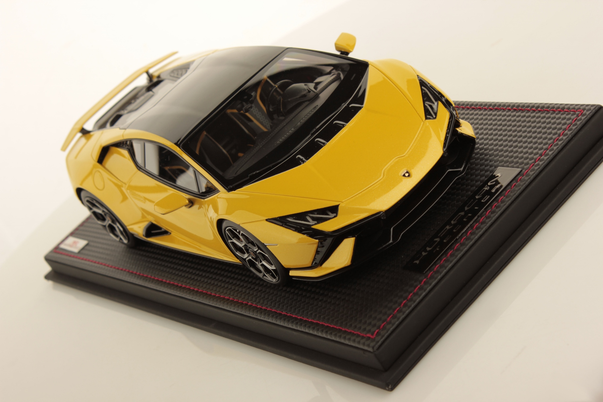 mr-collection-models-lamborghini-hurac-n-tecnica-1-18-miniature-auto-de-collecti-3 image 3