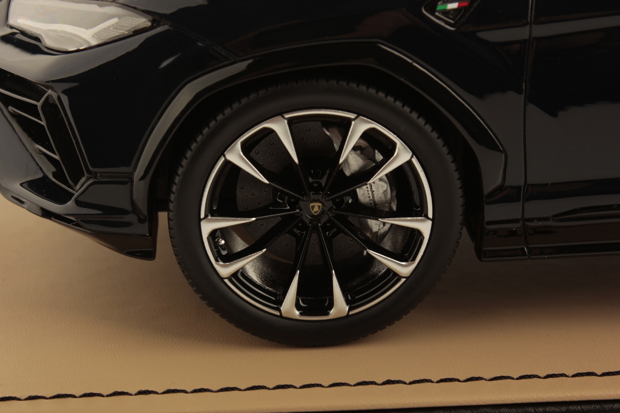 mr-collection-models-lamborghini-urus-s-1-18-maquette-de-collection image 5