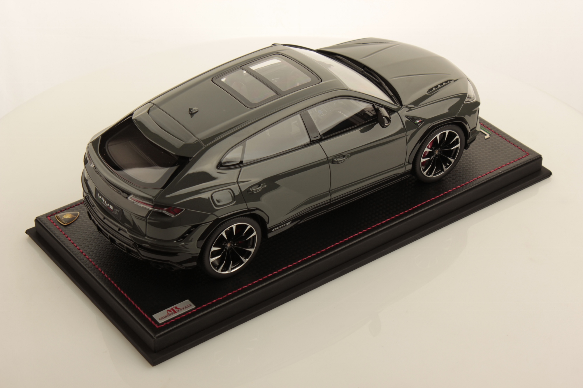 mr-collection-models-lamborghini-urus-s-1-18-miniature-auto-de-collection image 3