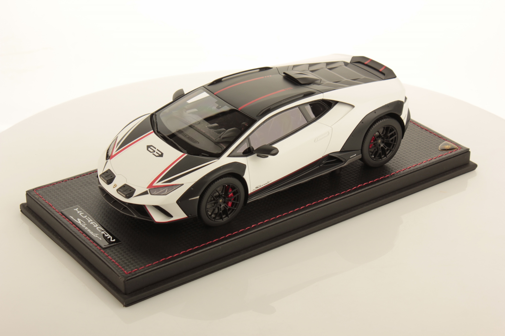 mr-collection-models-lamborghini-hurac-n-sterrato-1-18-2 image 1