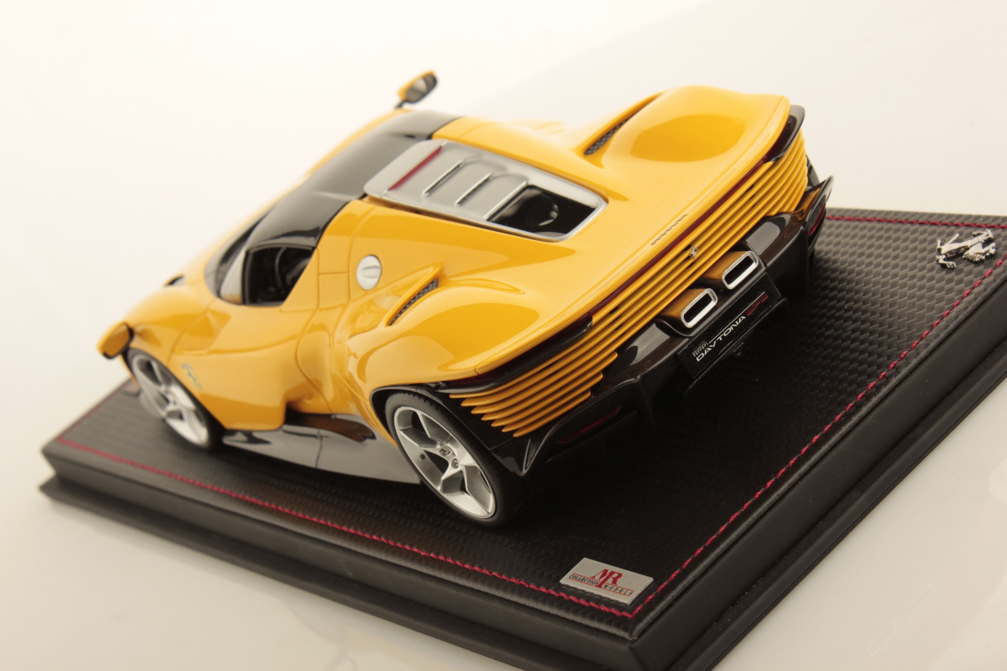 mr-collection-models-ferrari-daytona-sp3-1-18-4 image 4